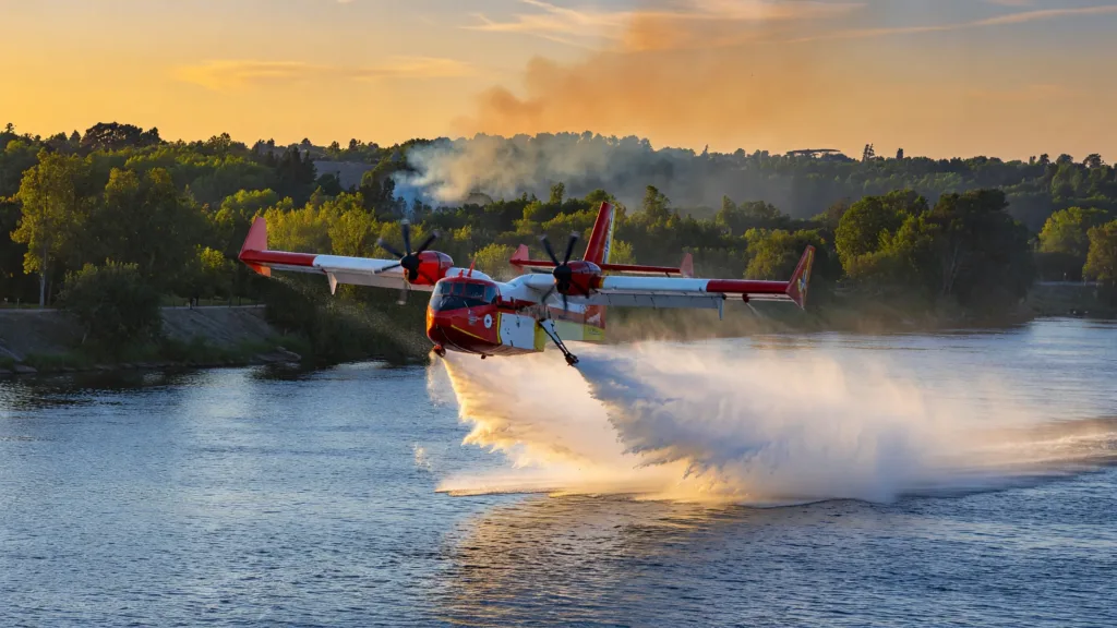 Fontainebleau : incendie toujours actif, renforts BSPP et Canadair mobilisés
