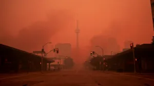Fumée et chaleur : le Canada confronté à une double crise climatique