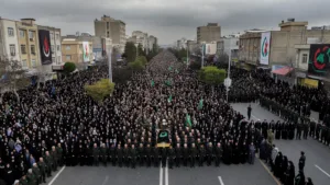 Funérailles d&rsquo;Ali Khamenei : la dépouille du guide suprême arrive à Téhéran sous haute tension