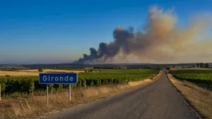Gironde : l&rsquo;incendie de Saumos stable à 42 000 ha, fronts actifs à l&rsquo;est