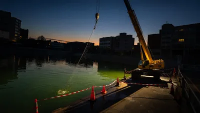Givors : le véhicule tombé de l&rsquo;A47 dans le bassin de joutes sorti de l&rsquo;eau