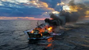 Guyane : six marins disparus après l&rsquo;incendie d&rsquo;un navire de pêche en mer