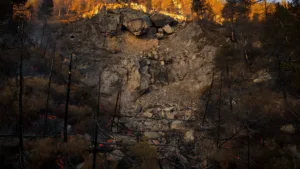 Hautes-Alpes : hameau évacué et pompière blessée lors d'un incendie