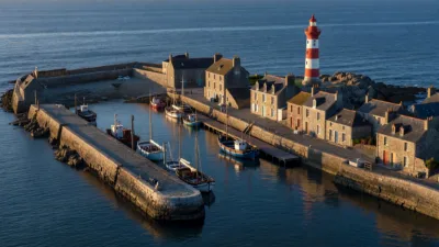 Île d&rsquo;Yeu : le préfet Freysselinard échange sur logement et trait de côte