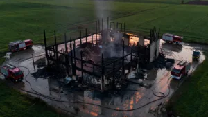 Incendie à la scierie Bellaton à Mantenay-Montlin : 58 pompiers toujours mobilisés