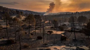 Incendie à Trévillach : le préfet évoque une « guerre », 10 000 évacués