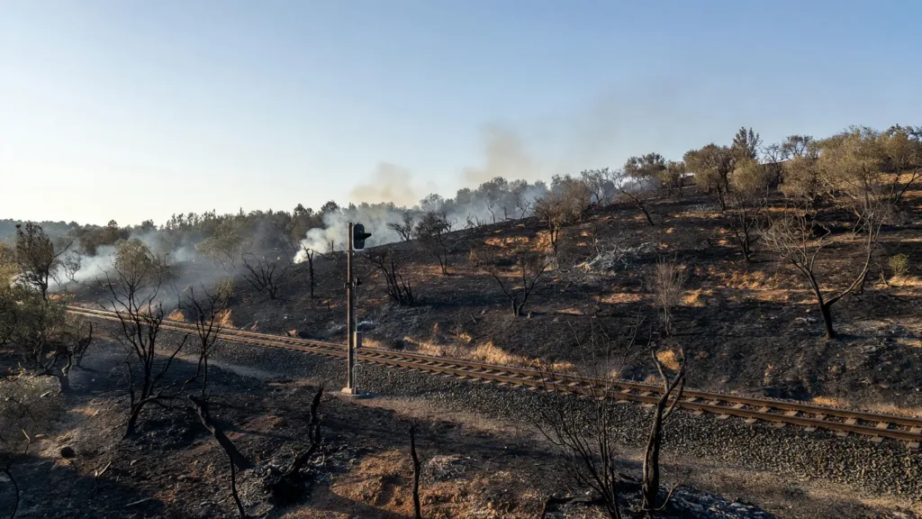Incendies dans les Bouches-du-Rhône : plus de 310 hectares brûlés, le trafic SNCF perturbé