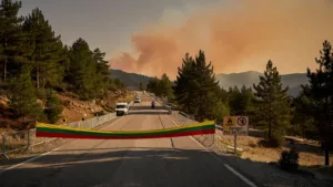 Incendies dans les Pyrénées-Orientales : la 3e étape du Tour maintenue, public exclu du final