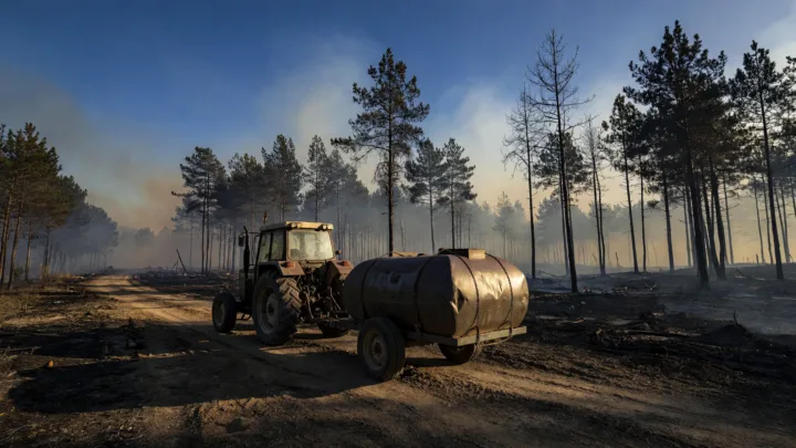 Incendies en Gironde : un agriculteur du 47 et son fils aident les pompiers