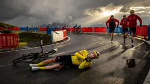 Jonas Vingegaard abandonne le Tour de France après une chute à 20 km de l&rsquo;arrivée de l&rsquo;étape 15