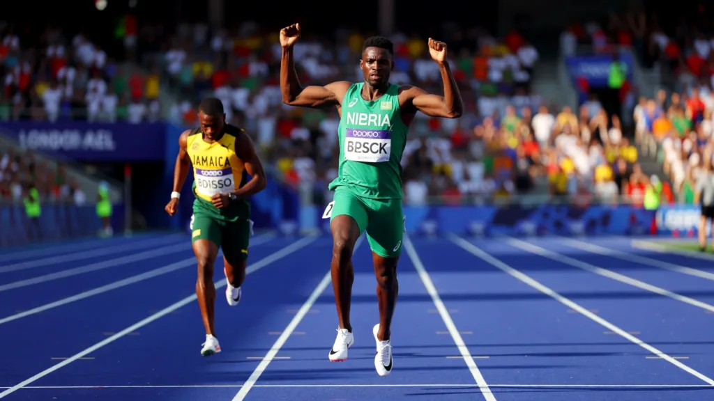 Kayinsola Ajayi égale son record nigérian et bat Oblique Seville à Londres