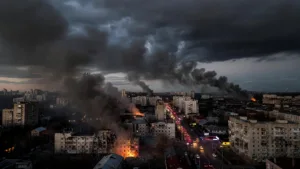 Kyiv frappée par une vague massive de missiles russes, au moins un mort