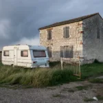 La Grève-sur-Mignon : Corine toujours en caravane trois ans après le séisme