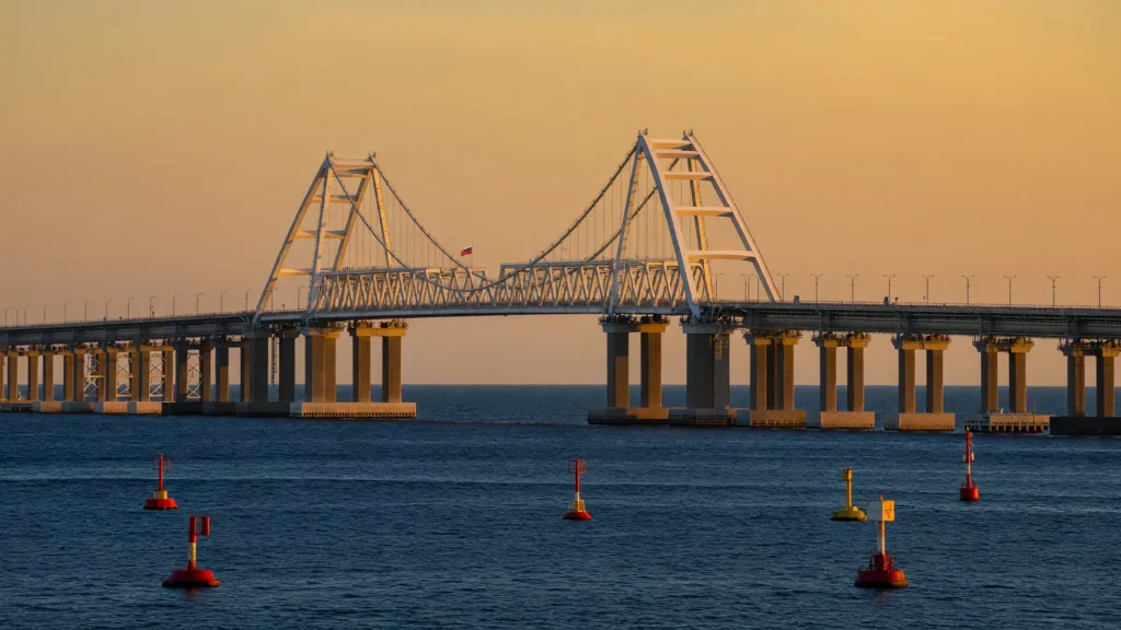 La Russie suspend le trafic maritime en mer d'Azov après 105 frappes ukrainiennes