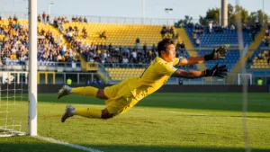 Le PSG négocie avec Parme pour Zion Suzuki, valorisé 30 millions