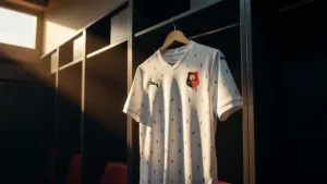Le Stade Rennais dévoile un maillot extérieur blanc aux hermines bretonnes