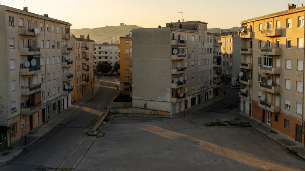 Marseille : kalachnikov et demi-kilo de cocaïne saisis à la cité du Mail