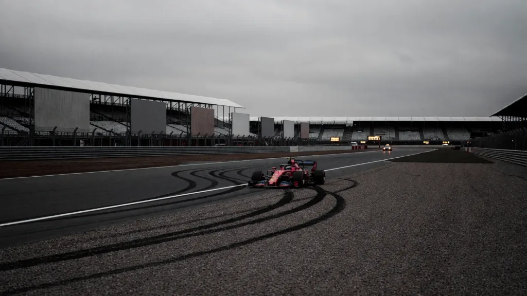 Max Verstappen abandonne à Silverstone après une sortie de piste au 48e tour