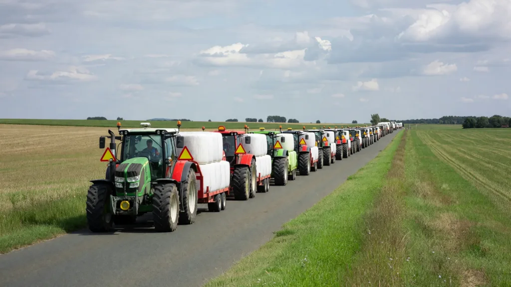 Meuse : un convoi de 20 tracteurs et 350 tonnes de paille traverse le département