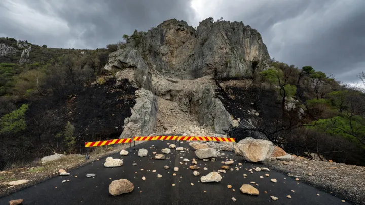 Mont-Bart : la D663 reste fermée, des blocs tombent sur la route
