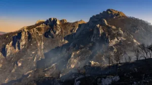 Montcusel : intervention périlleuse contre l&rsquo;incendie dans les falaises