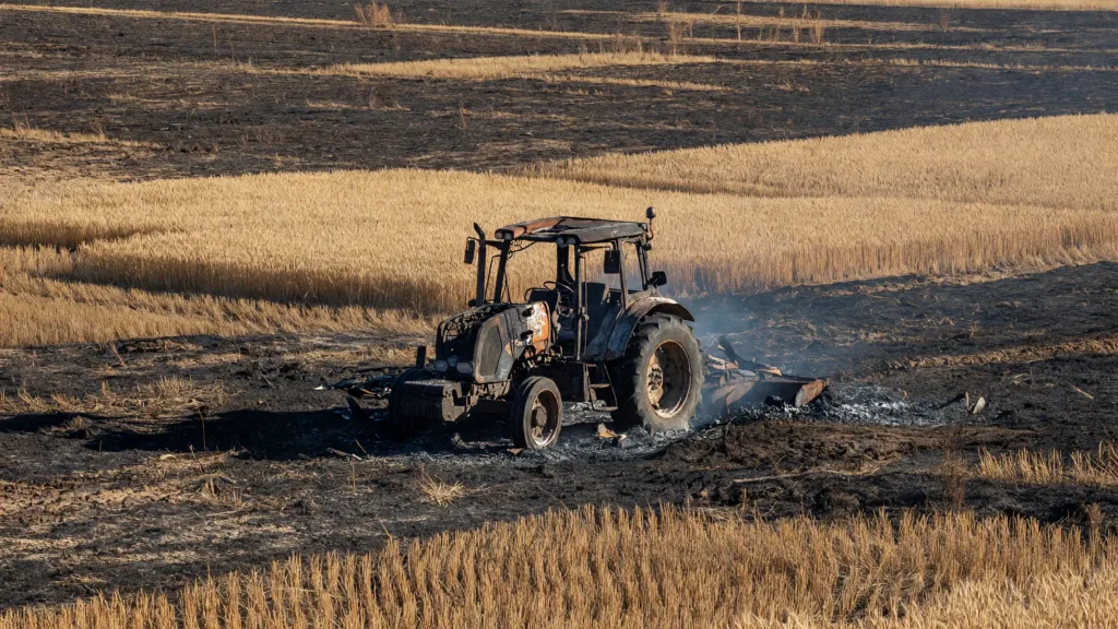 Monts-Ronds : un tracteur en feu embrase 500 m² de chaume ce 14 juillet
