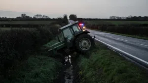 Orne : un conducteur de tracteur tué dans un accident nocturne à Tinchebray-Bocage