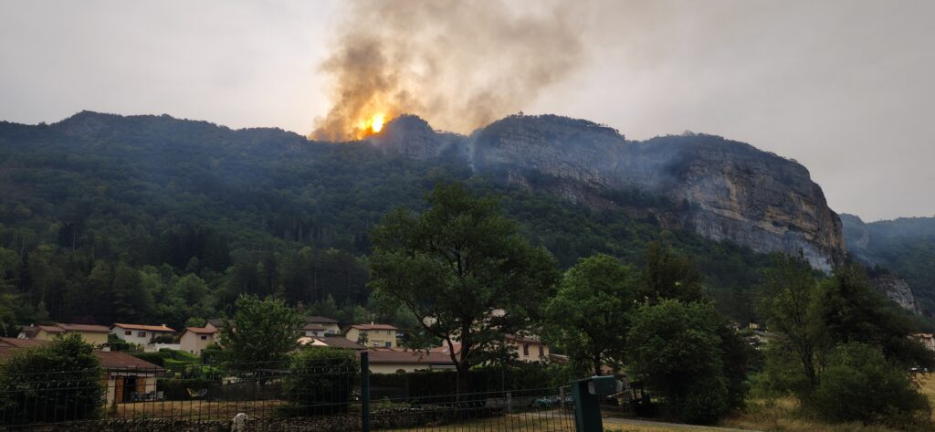 Montcusel : intervention périlleuse contre l&rsquo;incendie dans les falaises