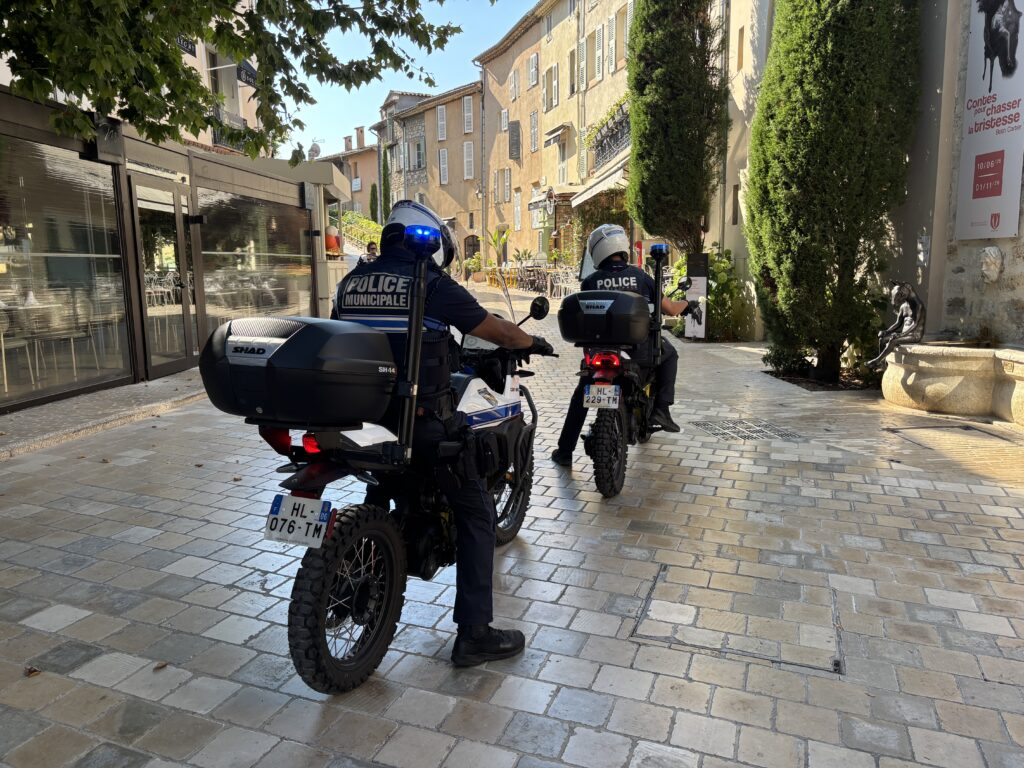 Mougins : deux motos électriques pour la police municipale, une première