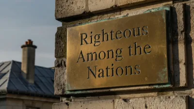 Paris 12e : plaque hommage à des Justes dégradée durant les commémorations