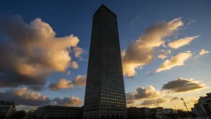 Paris : la mairie intervient pour sauver la rénovation de la tour Montparnasse
