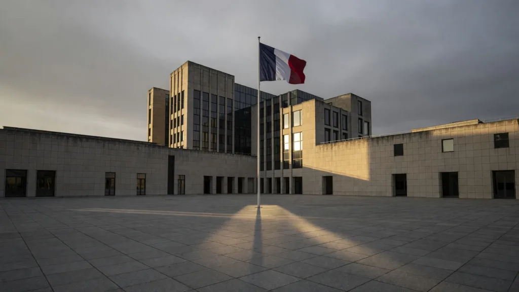 Paris : plusieurs milliers de policiers manifestent à Bercy contre la prime des commissaires