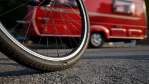 Paul Seixas : une voiture de la caravane manque de le percuter sur le Tour