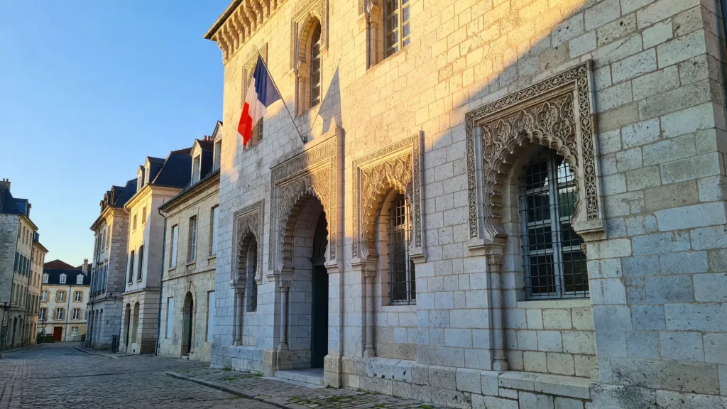 Périgueux : le temple maçonnique historique vandalisé par des tags injurieux