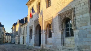 Périgueux : le temple maçonnique historique vandalisé par des tags injurieux
