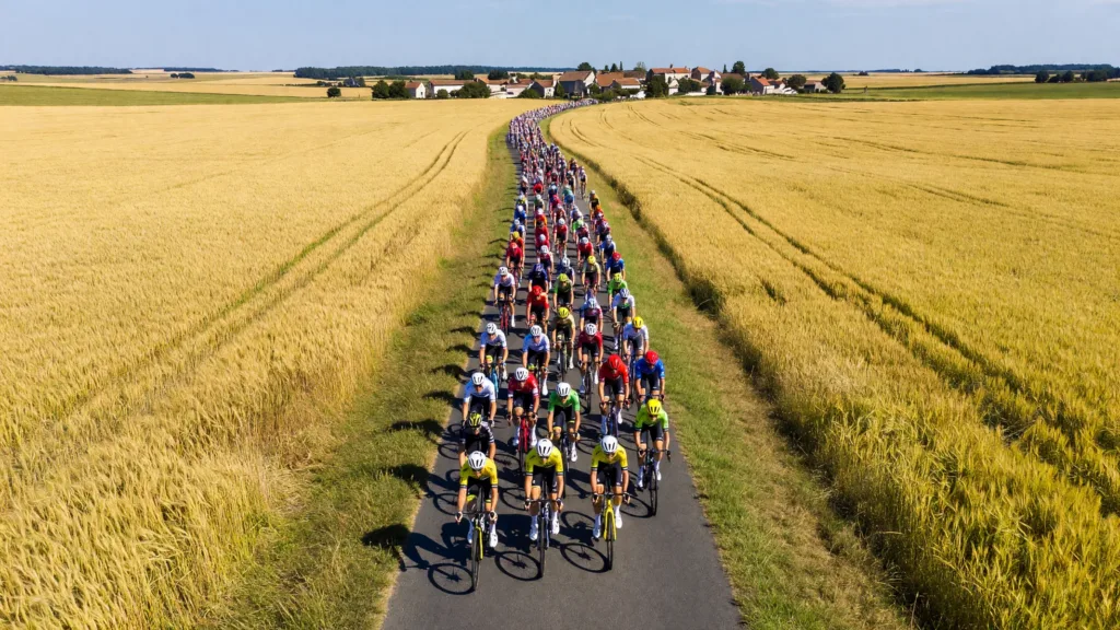 Pidcock propulse Pinarello au 4e rang du général