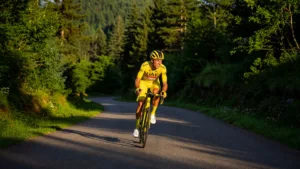 Pogačar écrase le Lioran et égale Indurain avec son 60e jour en jaune