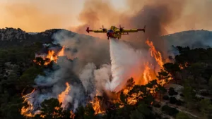 Pontevès : incendie hors de contrôle, 350 ha brûlés, évacuations en cours