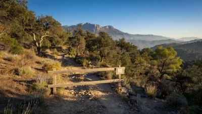Pyrénées-Orientales : incendies et canicule freinent le tourisme estival