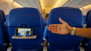 Rayan Cherki bloque la caméra d&rsquo;Ibrahima Konaté dans le vlog des Bleus