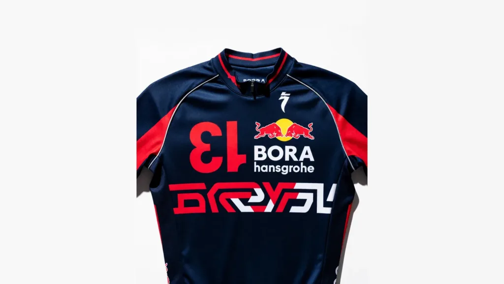 Red Bull-Bora-Hansgrohe dévoile un maillot au 13 inversé pour son 13e Tour de France
