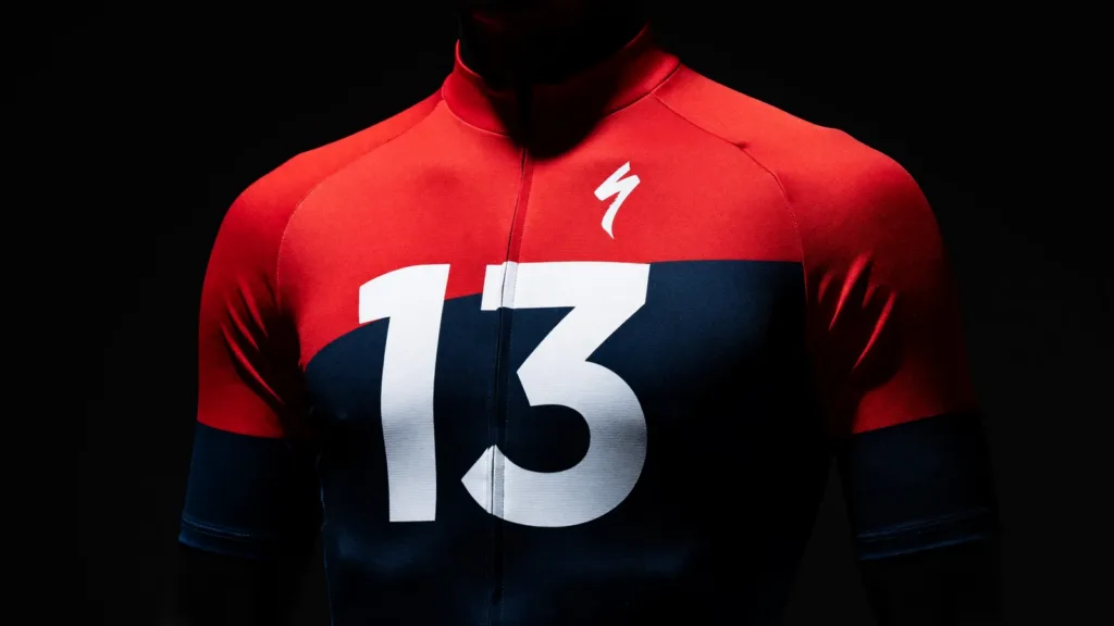 Red Bull-Bora-Hansgrohe dévoile un maillot inédit avec un 13 inversé pour le Tour de France 2026