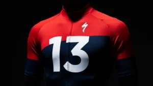 Red Bull-Bora-Hansgrohe dévoile un maillot inédit avec un 13 inversé pour le Tour de France 2026