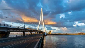 Rotterdam : collision de deux trams sur l&rsquo;Erasmusbrug, 15 blessés