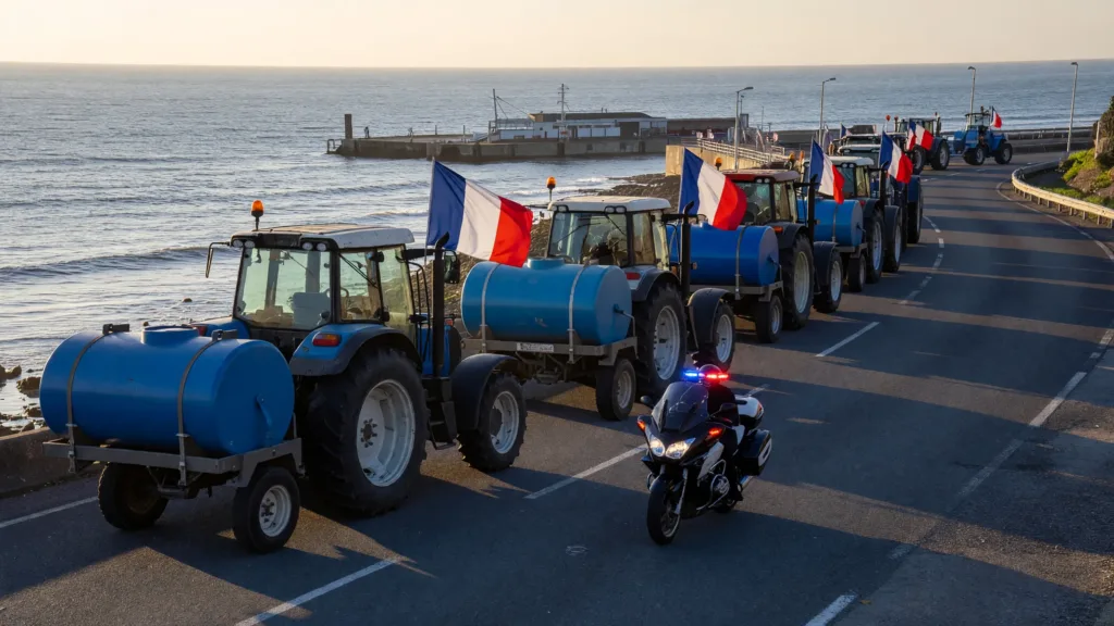 Royan : police nationale et municipale escortent des tracteurs-citernes vers la Gironde