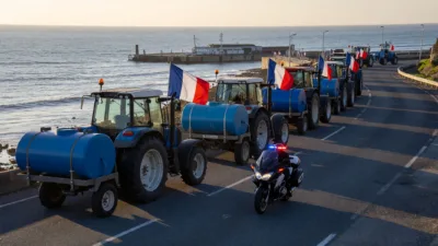 Royan : police nationale et municipale escortent des tracteurs-citernes vers la Gironde