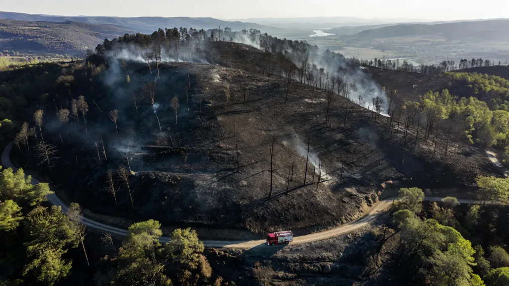Saint-Georges-les-Bains : 120 hectares parcourus, le préfet appelle à libérer les pompiers volontaires