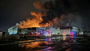 Saint-Pétersbourg visée par des drones ukrainiens, des entrepôts en feu