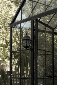Serre de jardin en verre trempé : la tendance de l&rsquo;été 2026