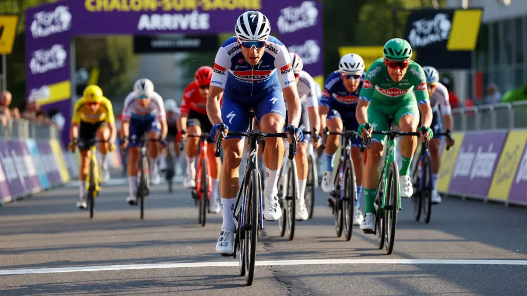 Tim Merlier s'impose à Chalon-sur-Saône et signe son triplé sur le Tour 2026